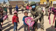 Mehmetçik’ten Barış Pınarı bölgesindeki çocuklara yardım eli