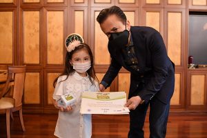 6 Yaşındaki Zeynep, Kazandığı Ödülü SMA Hastalarına Bağışladı