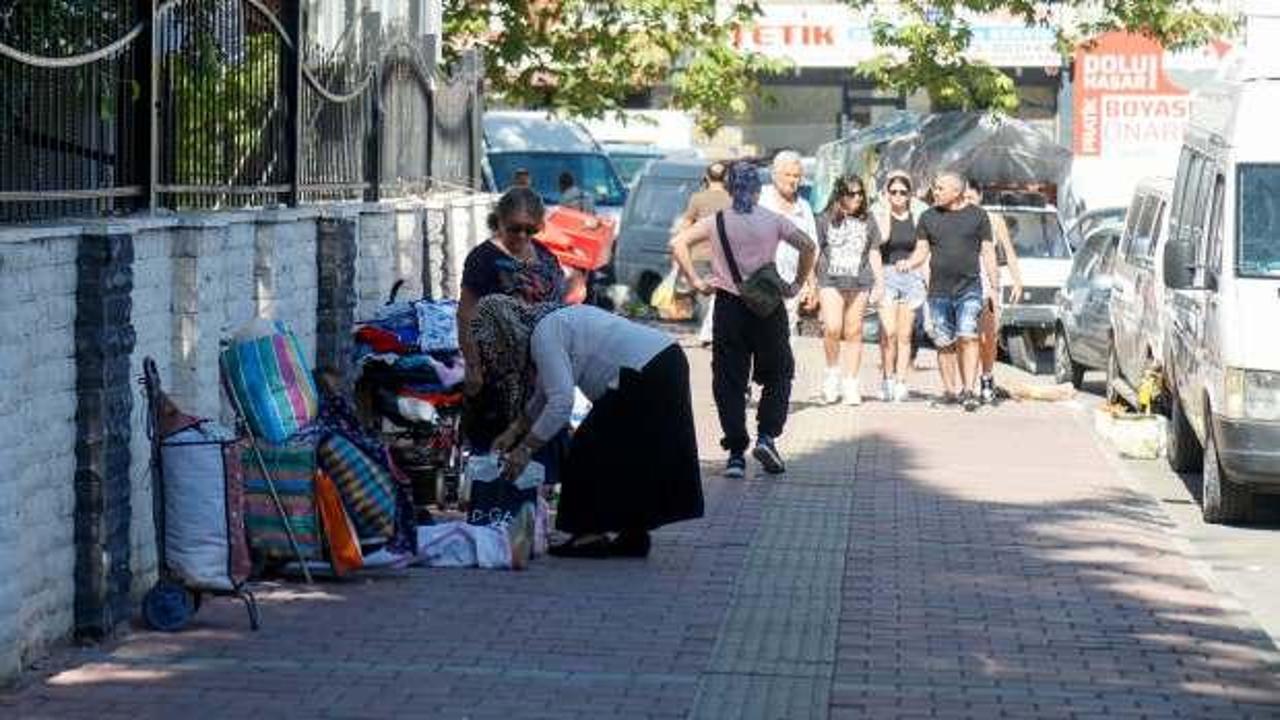 Antalya'da kaldırımları kendi aralarında bölüşen seyyar satıcılar, tezgahı binlerce liraya