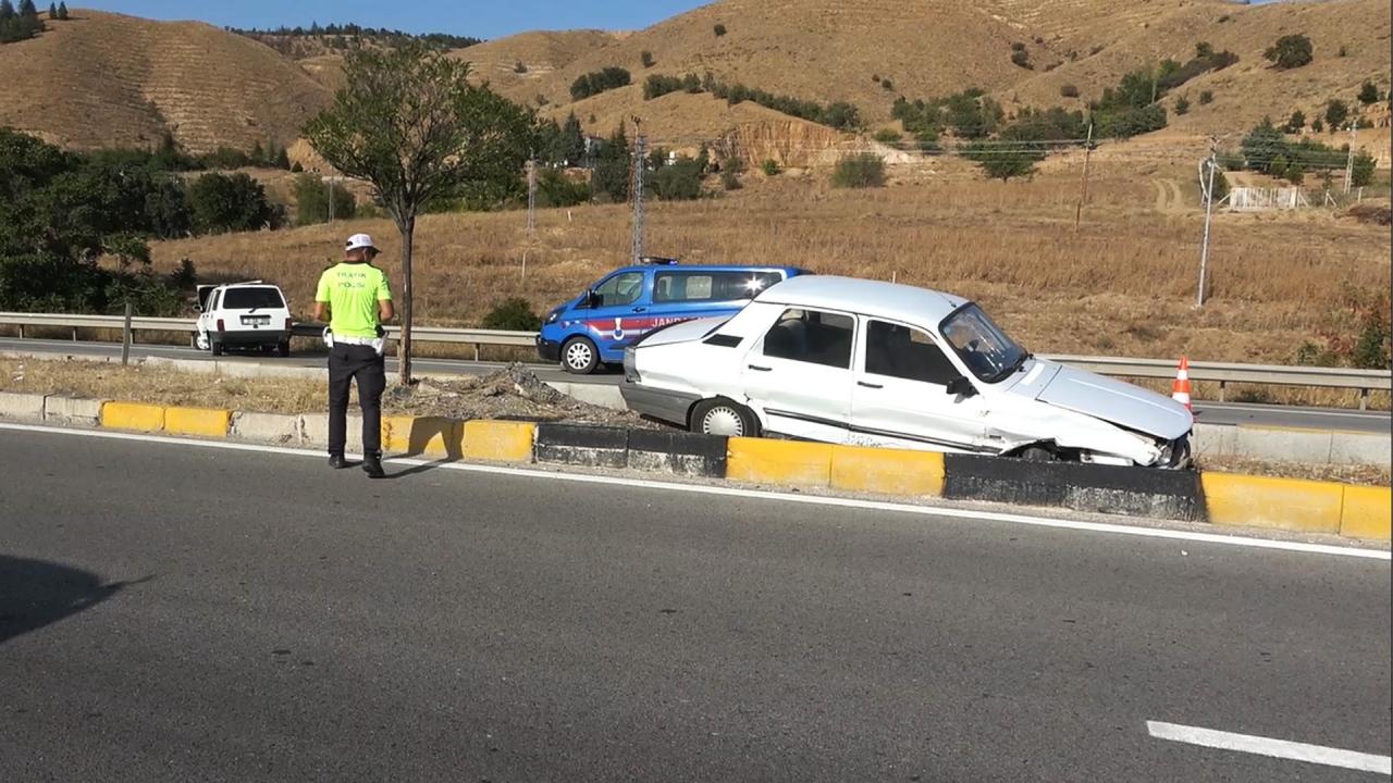 Kırıkkale'de ehliyetsiz sürücünün kullandığı otomobilin aynı yönde seyreden başka bir
