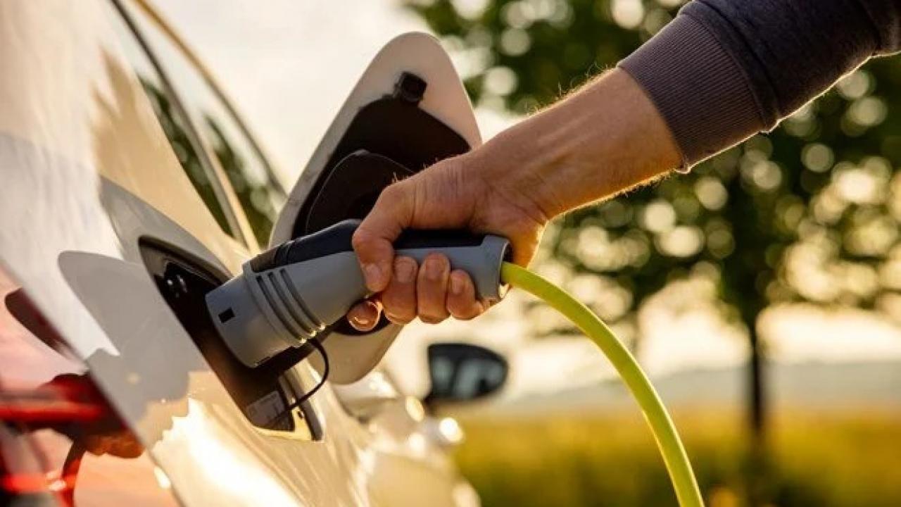 Elektrikli araçların Edirne'den Kars'a kesintisiz ulaşımını sağlayacak Türkiye'nin şarj istasyonu