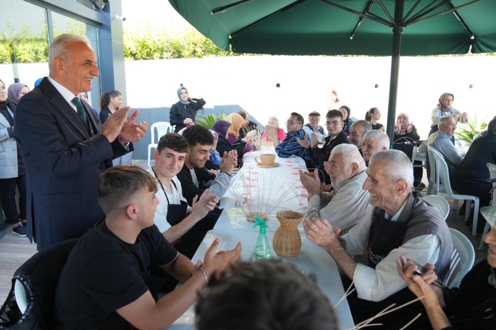 Ümraniye Belediyesi’nin Aktif Yaş-Al Projesi kapsamında iki kuşak bir araya