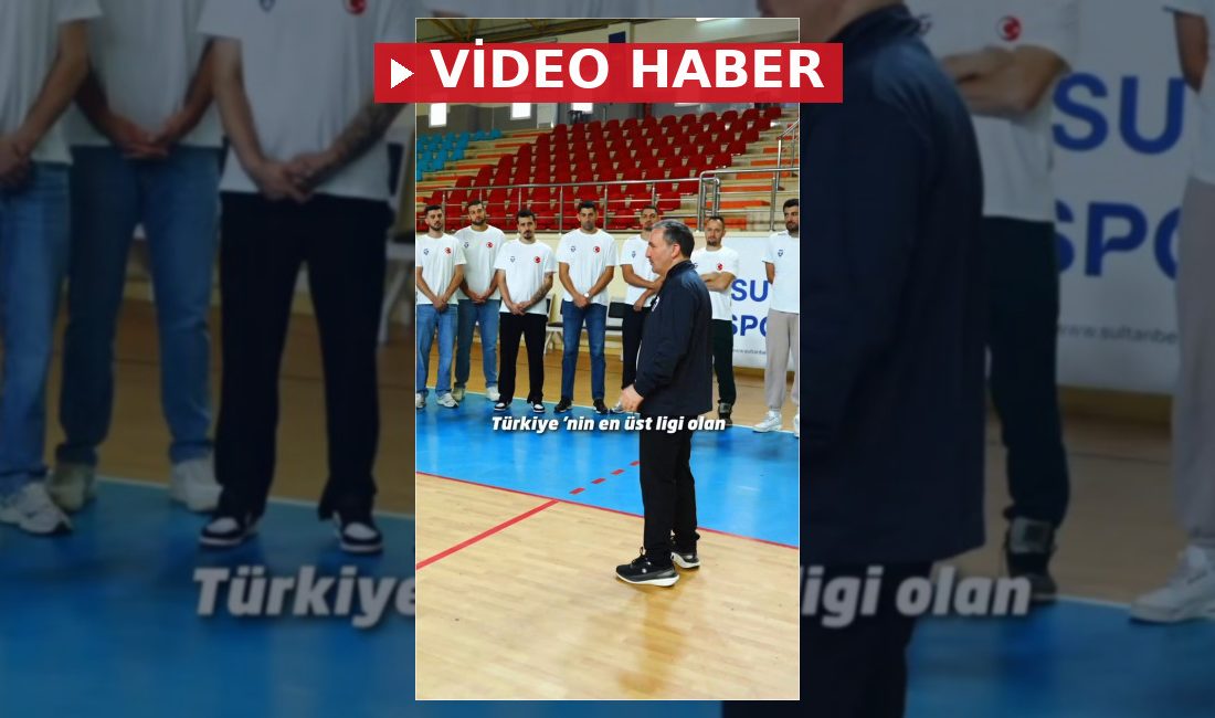 Sultanbeyli Belediye Başkanı Ali Tombaş, Sultanbeyli Belediyespor Voleybol Takımı'nın Efeler