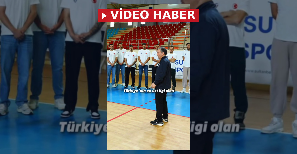 Sultanbeyli Belediye Başkanı Ali Tombaş, Sultanbeyli Belediyespor Voleybol Takımı'nın Efeler