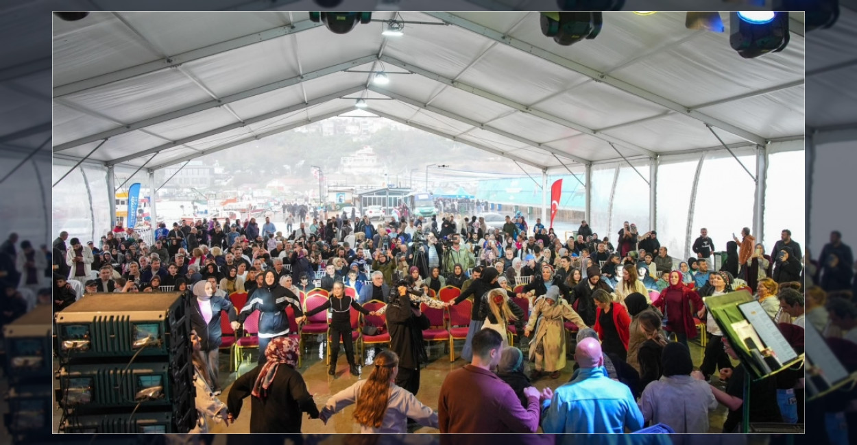 Arnavutköy Belediyesi tarafından Karaburun Sahili'nde düzenlenen ilk Palamut Festivali'nde vatandaşlara