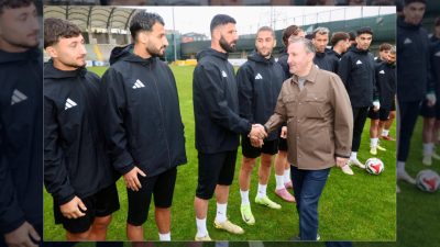 Sultanbeyli Belediye Başkanı Ali Tombaş, Sultanbeyli Belediyespor Futbol Kulübü'nün sporcularını