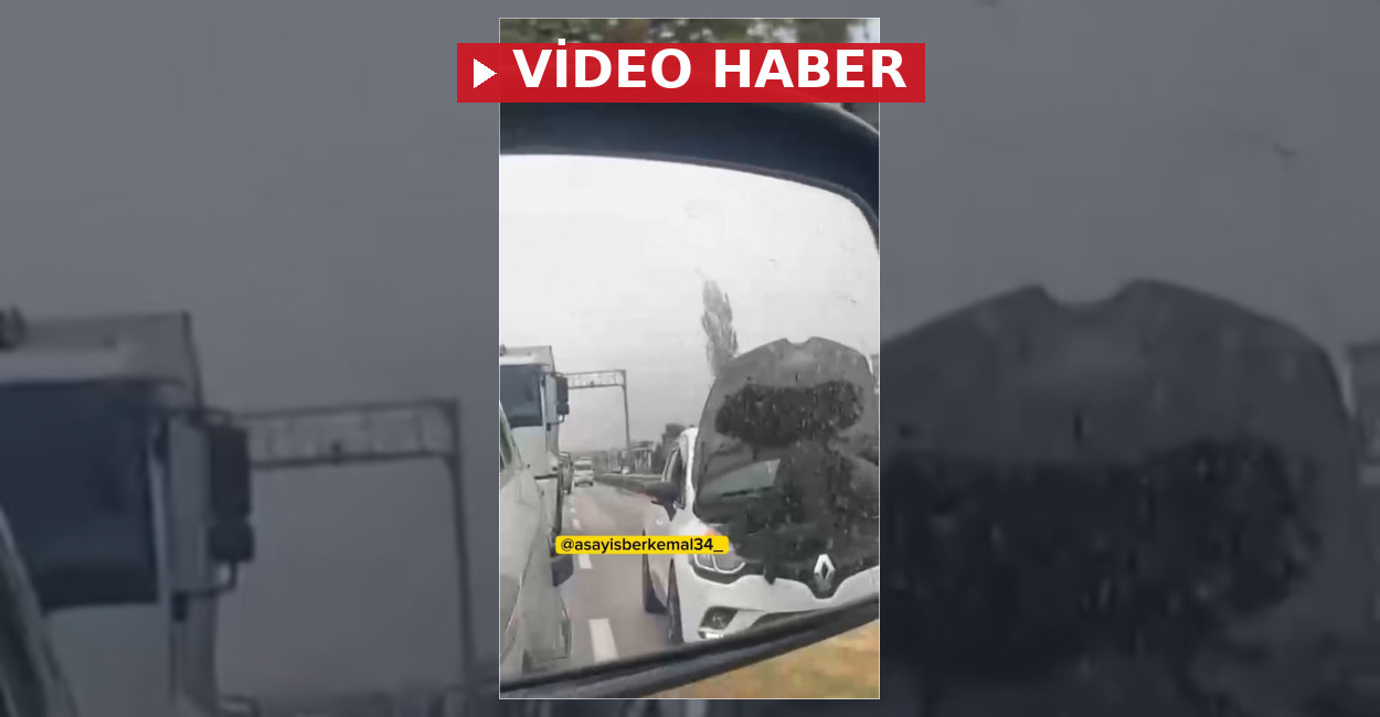 Bursa'da seyir halinde ilerleyen bir otomobilin kaputuna tutunarak tamir yapmaya