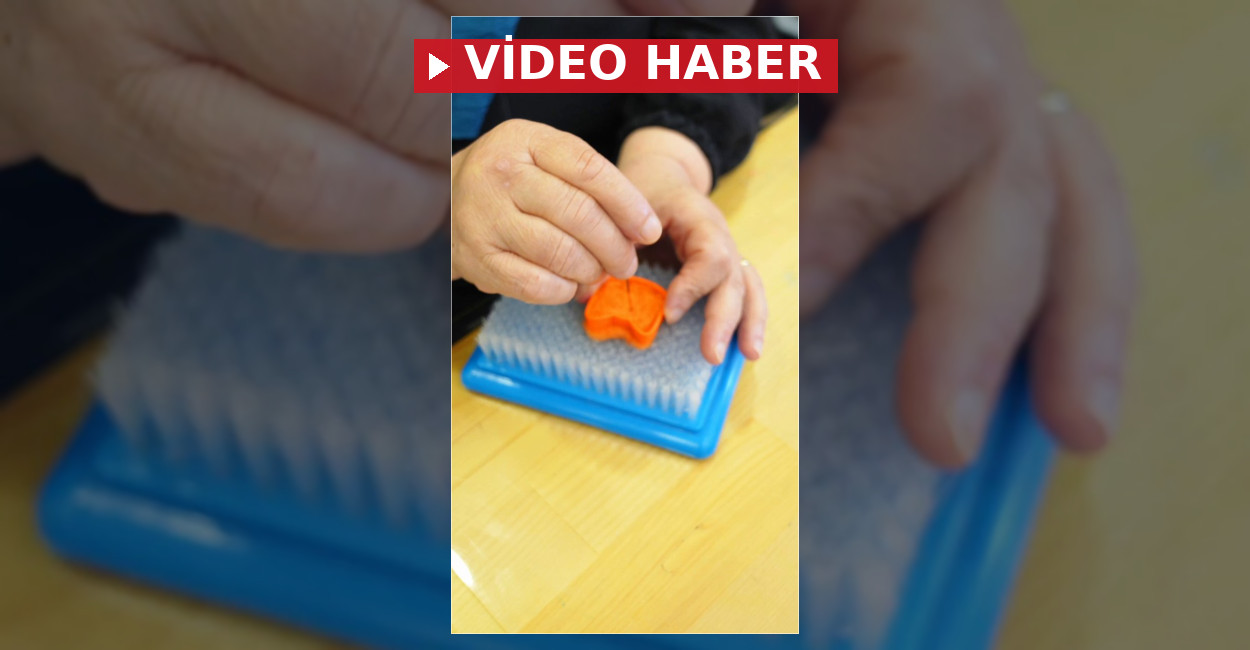Ümraniye Belediyesi Aktif Yaş Al Merkezi üyeleri, keçe iğneleme atölyesinde