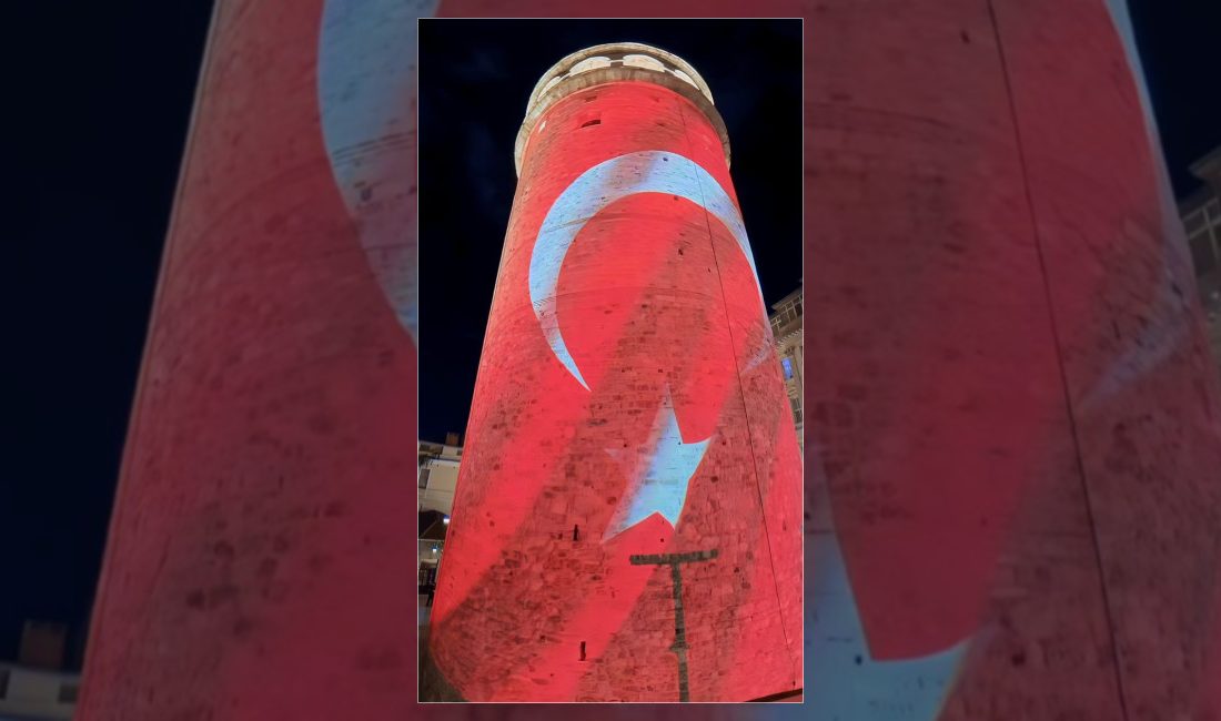 İstanbul'un kurtuluşunun 103. yıl dönümü dolayısıyla Galata Kulesi'ne şanlı Türk