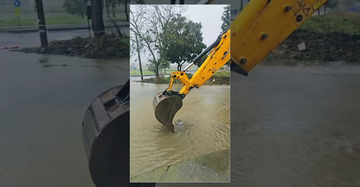Arnavutköy Belediyesi, kent genelinde etkili olan aşırı yağışlar nedeniyle sel