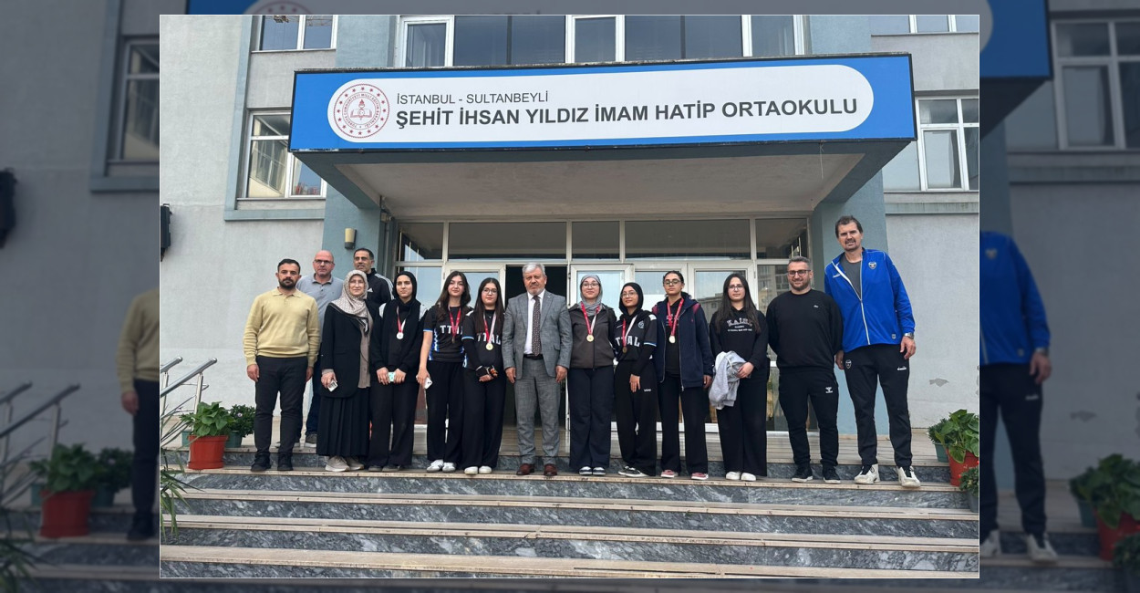 Sultanbeyli'de 29 Ekim Cumhuriyet Bayramı kutlamaları kapsamında düzenlenen Okullar Arası