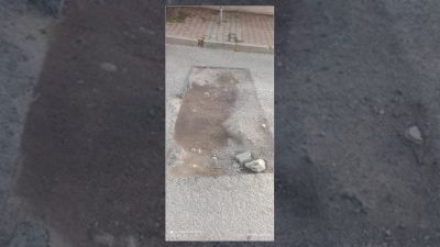 Kartal Yakacık'ta Çaman Sokağı'ndaki yol bozukluğu ve çukur sürücüler ile